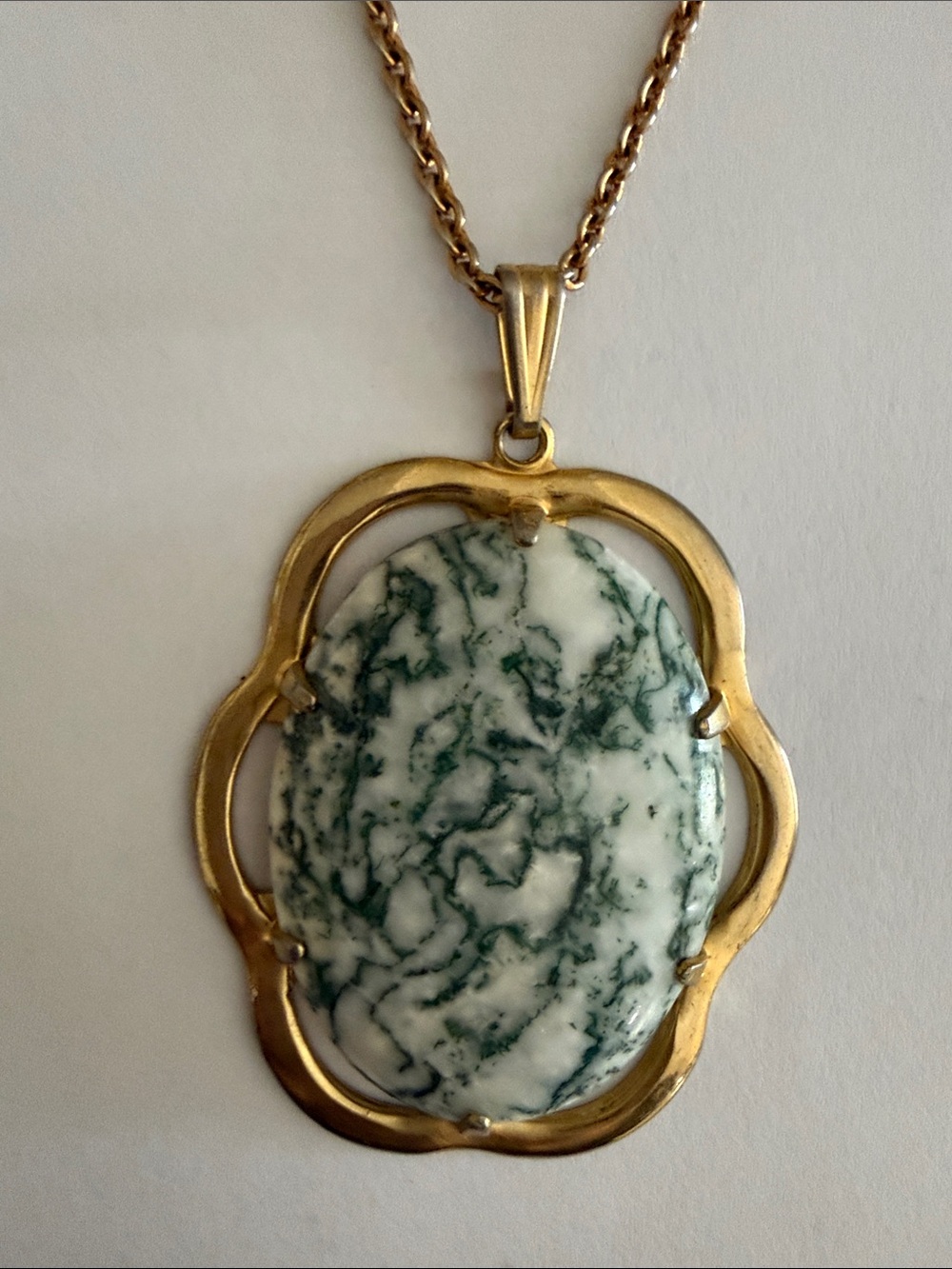 Vintage Green White Stone Cabochon Pendant Necklace Gold-tone Frame and chain